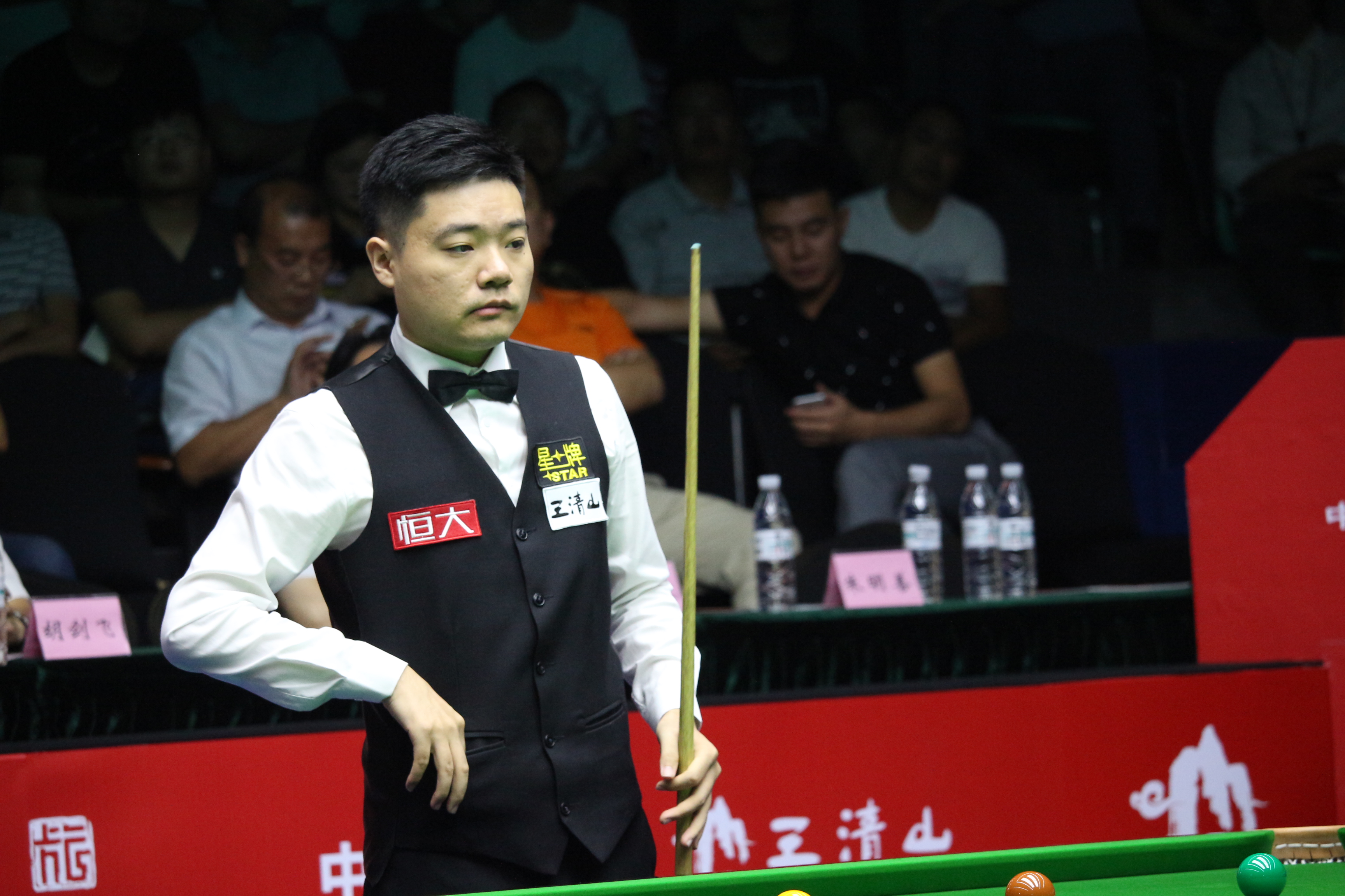 不显得悬殊 不显得悬殊